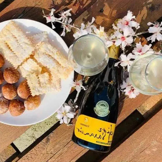 due calici di fior d'arancio dolce DOCG con prodotti tipici